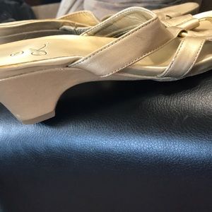 EUC. OK 7M GOLD STRAPPY SHIRT HEEL SLIPONS